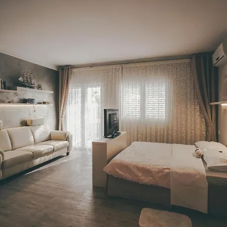 Deluxe Garden Apartment *
