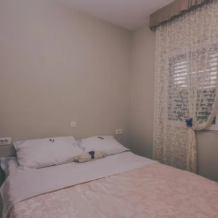 Deluxe Garden Apartment